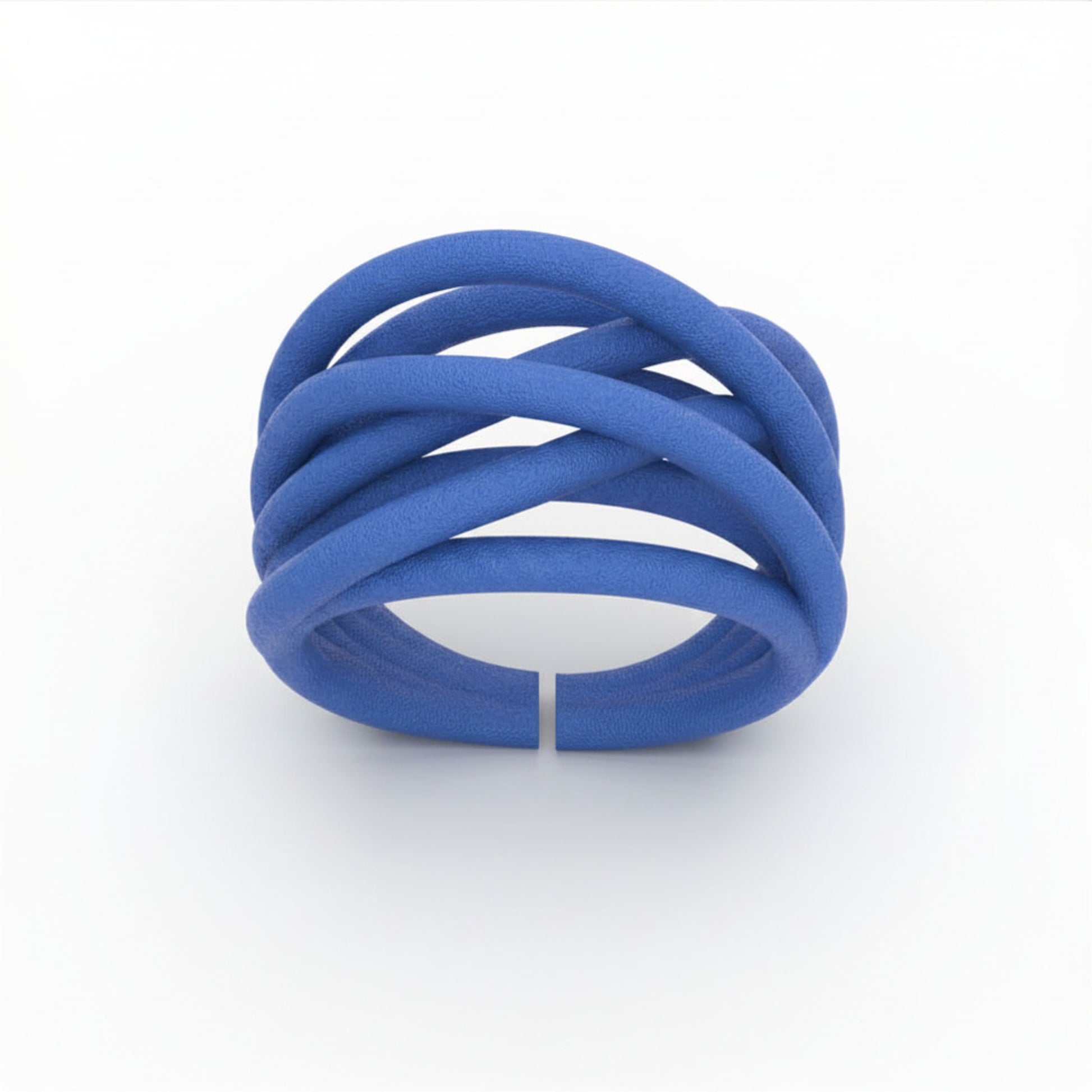 Anello Arianna di Siño Milano, volume traforato in nylon stampato in 3D Anello Arianna indossato, linea continua a ritmo concentrico