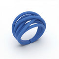 Anello Arianna di Siño Milano, volume traforato in nylon stampato in 3D Anello Arianna indossato, linea continua a ritmo concentrico