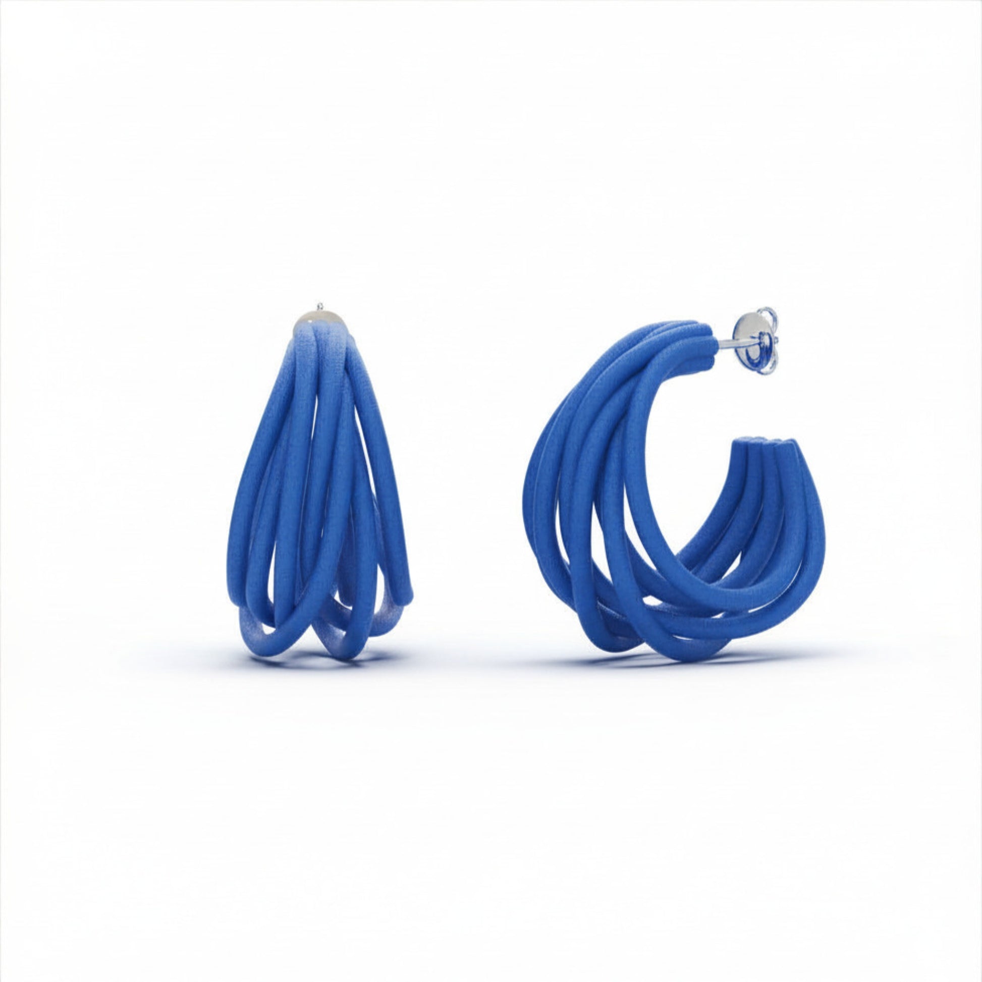 Orecchini Arianna di Siño Milano, sfere traforate in nylon stampato in 3D Orecchini Arianna indossati, volume sferico vicino al viso