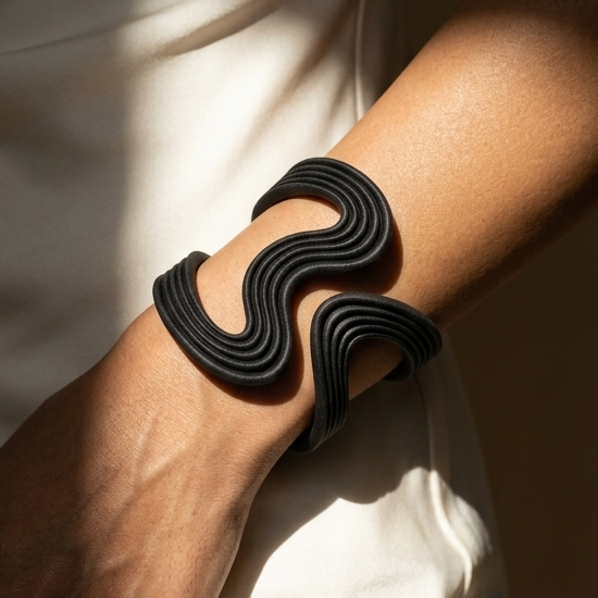 Bracciale Carlita di Siño Milano, onda a lamelle parallele in stampa 3D Bracciale Carlita indossato al polso, profilo a onda continua